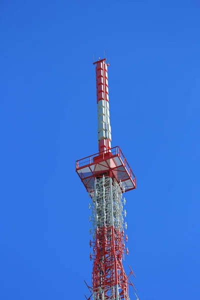 蓝天下配备天线的电信塔 — 图库照片