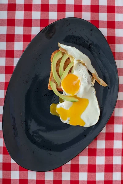 Tostadas Aguacate Con Huevo Frito Aguacate Rodajas Huevo Pan Tostado — Foto de Stock