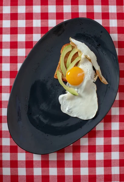 Avocado Toast Med Stekt Ägg Skivad Avokado Och Ägg Rostat — Stockfoto