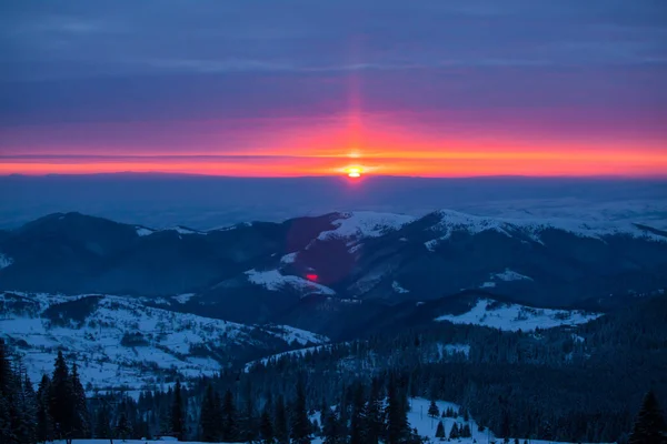 トランシルヴァニアの冬の山の中の美しい日の出 — ストック写真
