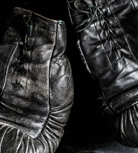 Θραύσμα Από Ένα Ζευγάρι Παλιά Δερμάτινα Γάντια Πυγμαχίας Κορδόνια Full — Φωτογραφία Αρχείου