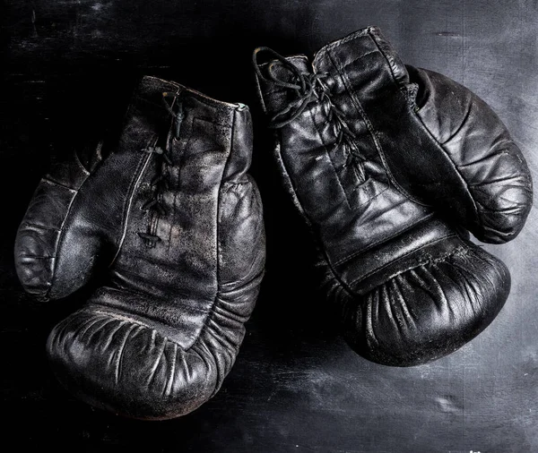 Par Gamla Läder Boxningshandskar Med Snören Trä Bakgrund Vintage Toning — Stockfoto