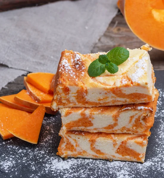 Pezzi Quadrati Cheesecake Con Zucca Sul Tagliere Nero Vista Dall — Foto Stock