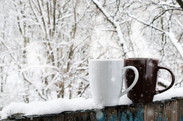 Уютный Зимний Натюрморт Две Чашки Горячего Кофе Чая Крытой Снегом — стоковое фото