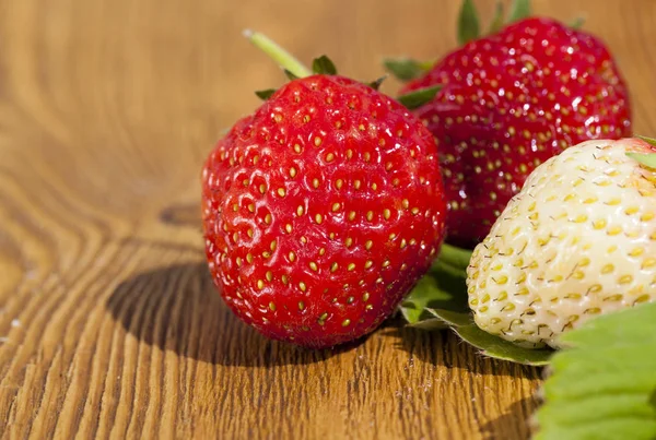 Fresas Rojas Maduras Blancas Inmaduras Mesa Cocina — Foto de Stock