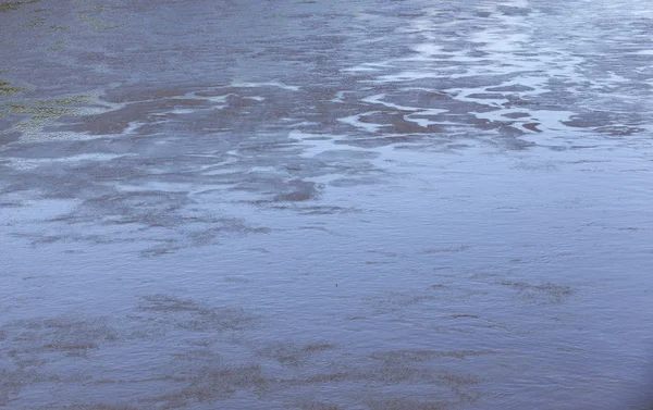 Хвиляста Зменшує Поверхню Води Річці Під Час Потоку — стокове фото