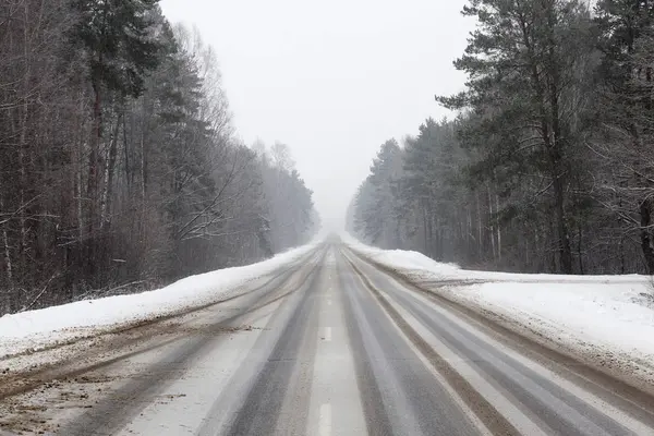 Bosque Nieve Invierno Del Año Través Del Territorio Pequeño Camino —  Fotos de Stock