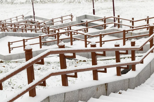 Escalones Hormigón Rieles Metálicos Cubiertos Nieve Temporada Invierno Ftografía Hace — Foto de Stock
