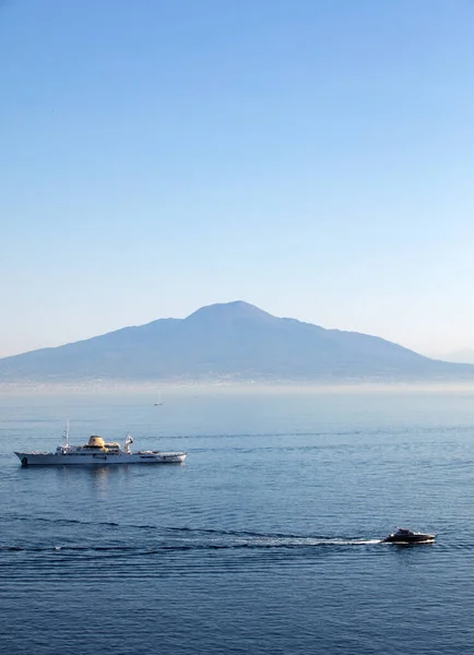 Sorrento Itália Junho 2017 Navio Cruzeiro Golfo Nápoles Contra Fundo — Fotografia de Stock