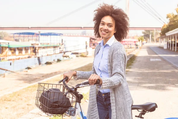 Retrato Feliz Bela Raça Mista Mulher Negra Passeio Bicicleta Margem — Fotografia de Stock