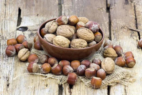 Nüsse Einer Schüssel Auf Altem Holzgrund — Stockfoto