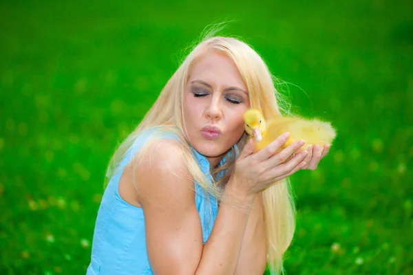 Senhora Beleza Brincando Com Bonitos Patinhos — Fotografia de Stock