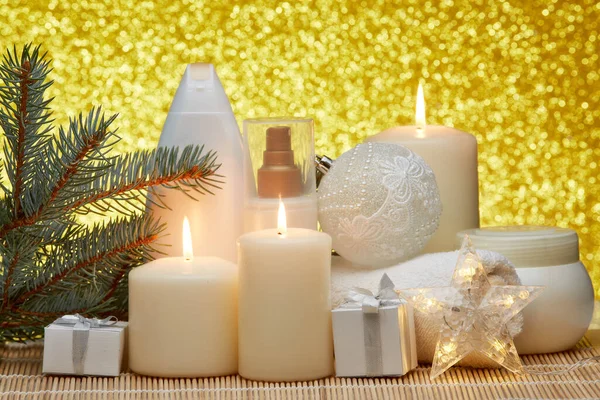 温泉依旧生机勃勃 有化妆品乳霜 冷杉枝条 礼品盒和金色背景的圣诞装饰品 健康的生活方式 身体护理 温泉治疗和放松的概念 — 图库照片
