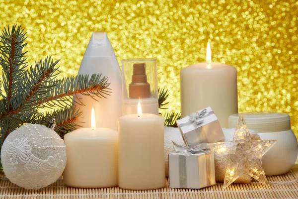 温泉依旧生机勃勃 有化妆品乳霜 冷杉枝条 礼品盒和金色背景的圣诞装饰品 健康的生活方式 身体护理 温泉治疗和放松的概念 — 图库照片