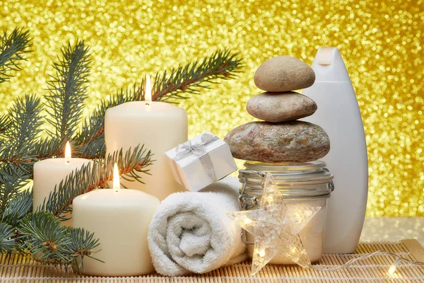 Wellness Stillleben Mit Kosmetikcremes Kerzen Tannenzweigen Geschenkschachteln Und Weihnachtsschmuck Auf — Stockfoto