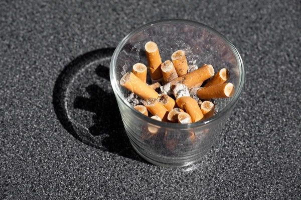 Cigarettacsikkek Üvegben — Stock Fotó