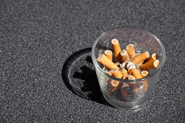 Mégots Cigarette Dans Verre — Photo