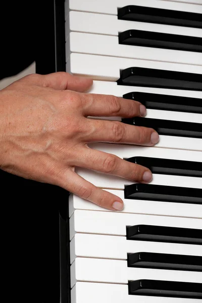 人間の手でピアノキー — ストック写真