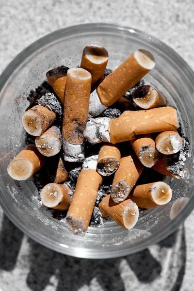 Mégots Cigarette Dans Verre — Photo