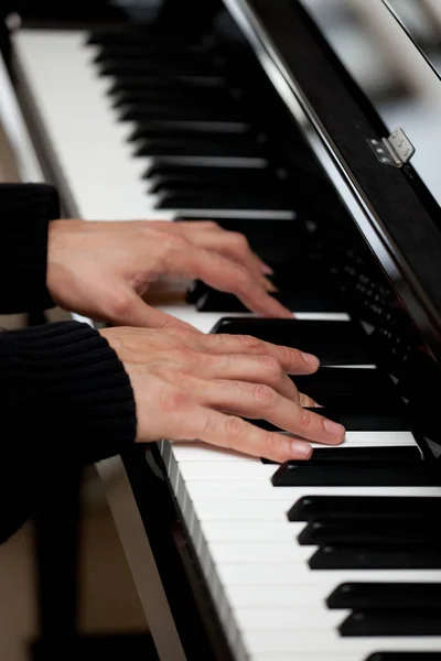 Klaviertasten Mit Menschlicher Hand — Stockfoto