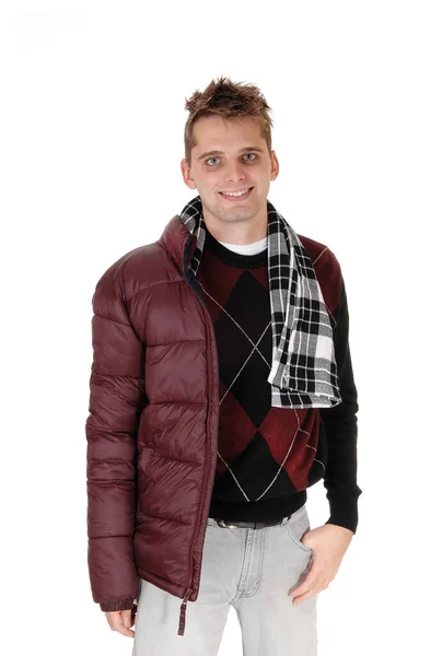 茶色の革のジャケットとスカーフの中に立つ若い笑顔の男 — ストック写真