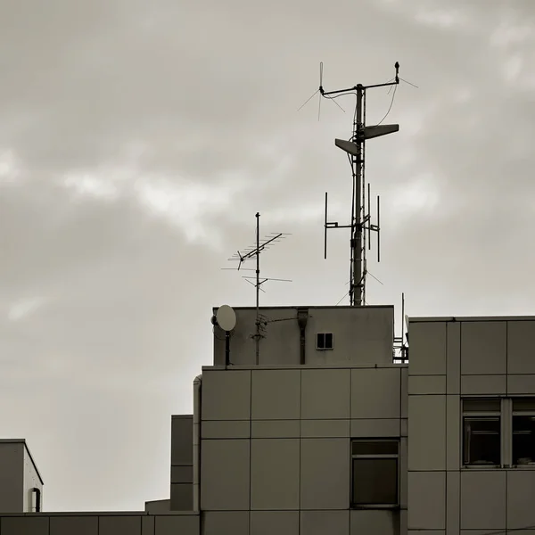 Antenne Satellite Sur Toit Bâtiment Moderne — Photo