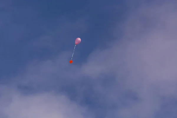 Rosafarbener Ballon Mit Schleife Und Grußkarte Vor Blauem Himmel — Stockfoto