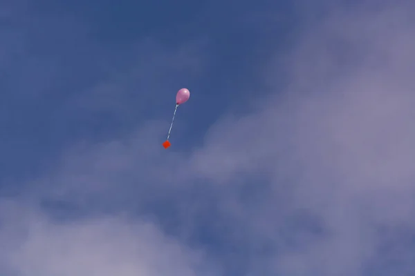 Globo Rosa Con Cinta Tarjeta Felicitación Delante Del Cielo Azul —  Fotos de Stock