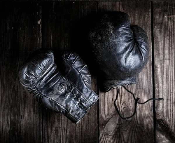 Guantes Boxeo Negros Muy Viejos Sobre Fondo Madera Marrón Vista — Foto de Stock