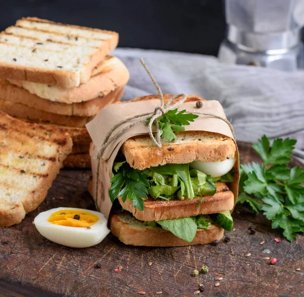 Sándwich Tostadas Francesas Hojas Lechuga Huevo Cocido Alimento Vegetariano Envuelto — Foto de Stock