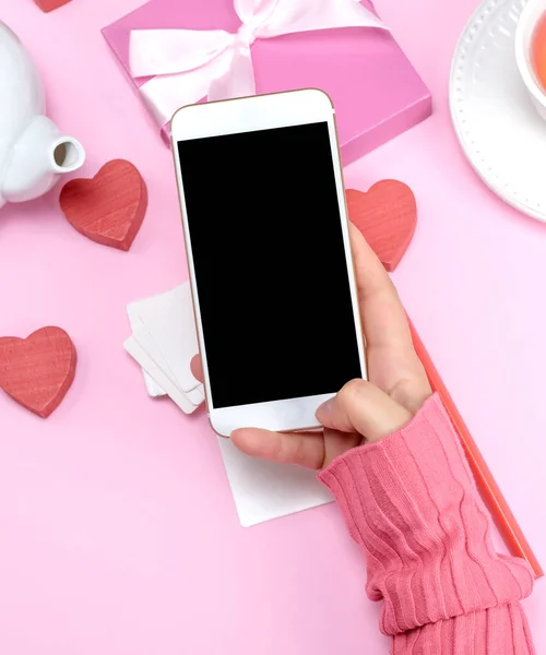 Mano Femenina Sosteniendo Teléfono Inteligente Blanco Con Pantalla Blanco Negro — Foto de Stock