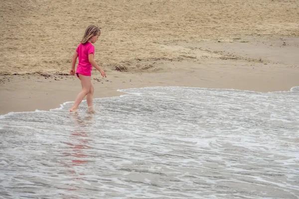 Little Cute Caucasian Girl Carrying Walking Incoming Waves Beach — Stock Photo, Image