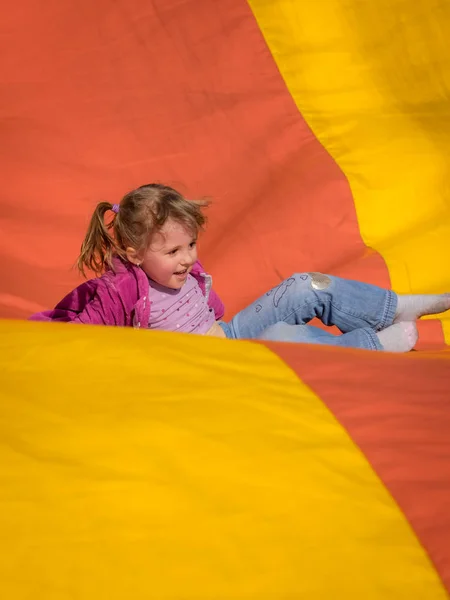 Mädchen Rutscht Auf Einer Großen Aufblasbaren Rutsche Auf Einem Spielplatz — Stockfoto