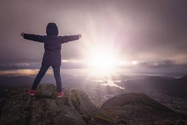 Νικηφόρα Κορίτσι Στην Κορυφή Όρος Ulriken Μπέργκεν Νορβηγία — Φωτογραφία Αρχείου