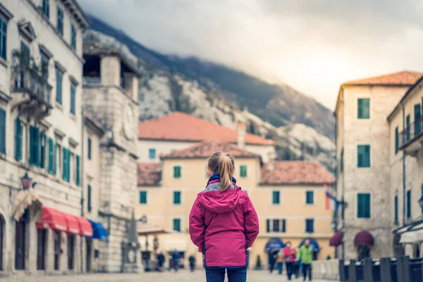 Kaukázusi Lány Vízhatlan Piros Dzsekiben Áll Kotor Óváros Főterén Montenegróban — Stock Fotó