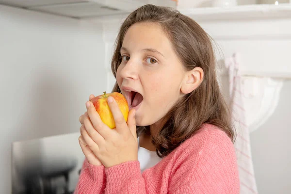 リンゴを食べる若い 代の少女 — ストック写真