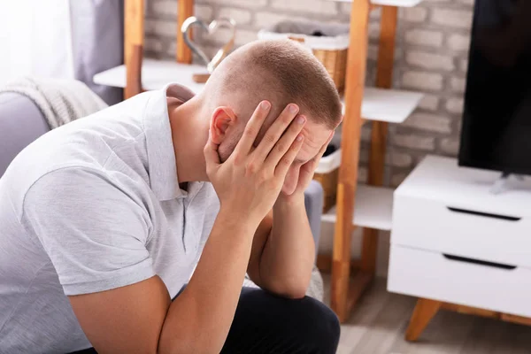 Seitenansicht Eines Aufgebrachten Jungen Mannes Auf Dem Sofa — Stockfoto