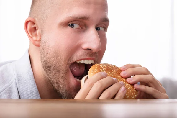 Portret Van Een Hebzuchtige Jongeman Hamburger Eten — Stockfoto
