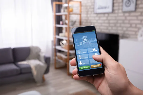 Nahaufnahme Der Hand Eines Mannes Mit Smart Home Anwendung Auf — Stockfoto