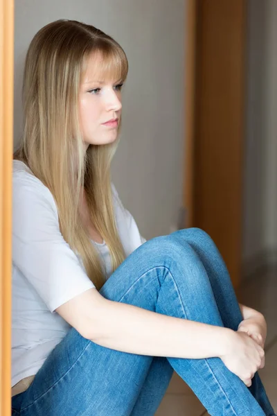 Νέα Και Λυπημένη Κοπέλα Κάθεται Στο Πάτωμα Ένα Διάδρομο — Φωτογραφία Αρχείου