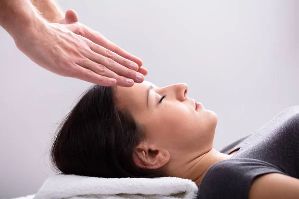 Primo Piano Terapeuta Mano Dando Trattamento Guarigione Reiki Alla Donna — Foto Stock