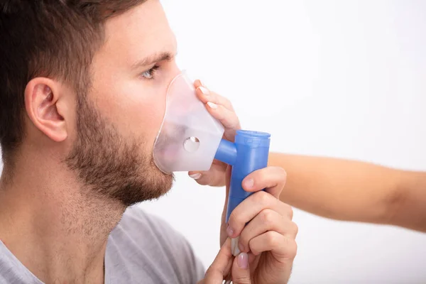 Vista Laterale Del Giovane Medico Femminile Che Tiene Maschera Ossigeno — Foto Stock