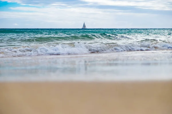 スペインの島フエルテベントゥラ島の太陽の下で海岸とビーチ — ストック写真