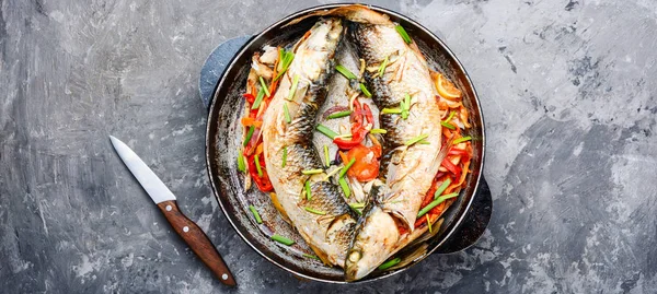 野菜を詰め込んだ焼き魚 食事と健康食品 — ストック写真