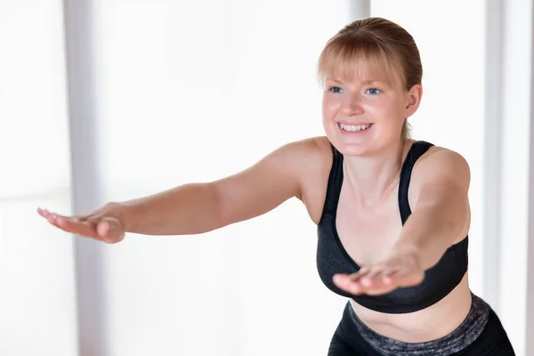 Chica Joven Feliz Haciendo Ejercicios Sentadilla Casa —  Fotos de Stock