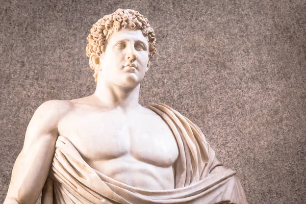 裸の官能的な胸を持つ古代の大理石像のコピー ギリシャ語の元のローマ語の解釈 — ストック写真