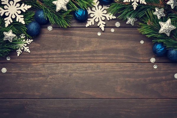 Composição Natal Com Flocos Neve Estrelas Bugigangas Fundo Madeira Espaço — Fotografia de Stock
