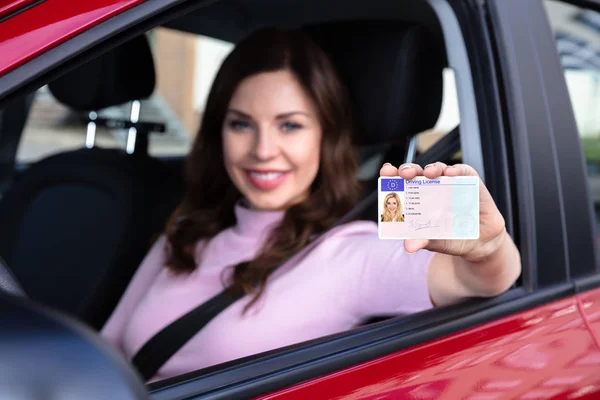 차창에서 면허증을 보여주는 여자의 — 스톡 사진