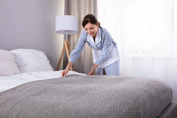 Lachende Vrouw Huishoudster Maken Bed Hotelkamer — Stockfoto