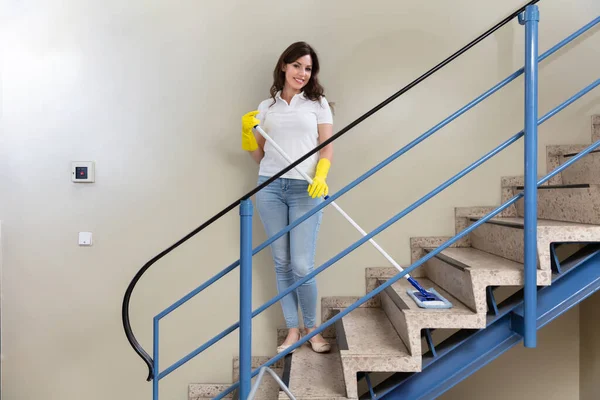 Jovem Janitor Feminino Limpeza Escadaria Com Esfregão — Fotografia de Stock